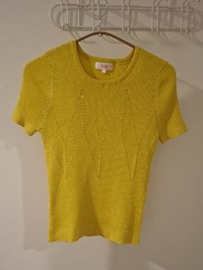 Veeko Yellow Short-sleeve Glitter Knit Top with Chevron Detail (Size S)